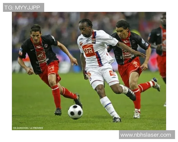 贝西与里昂首回合激战回顾双方表现及战术分析