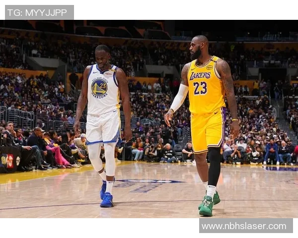 詹姆斯领衔骑士对决勇士全场精彩回顾与战术分析